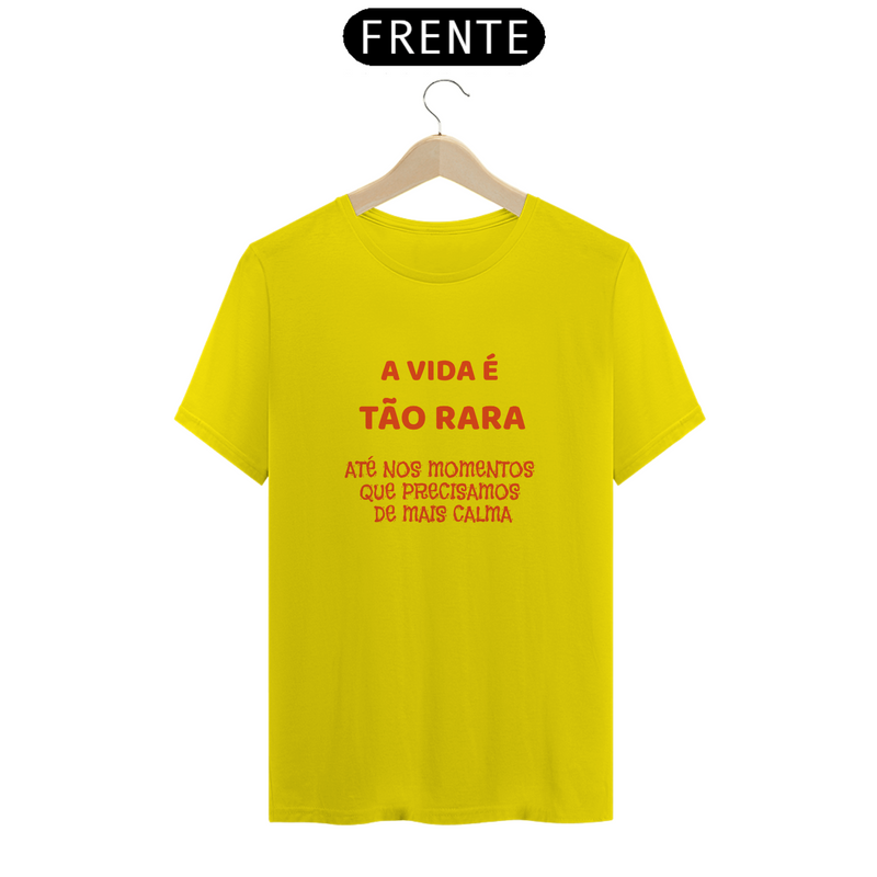 Camiseta frase estampada - A vida é tão rara, até nos momentos que precisamos de mais calma - Quality