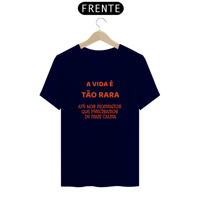 Camiseta frase estampada - A vida é tão rara, até nos momentos que precisamos de mais calma - Quality