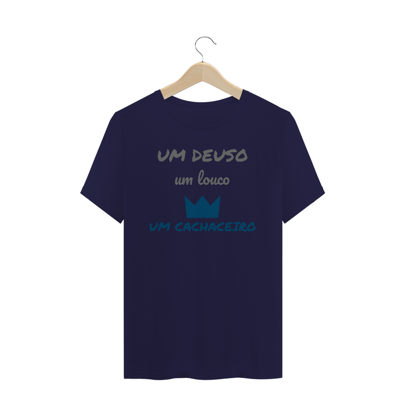 Camiseta Quality Estampa Frase - Um Deuso, Um Louco, um cachaceiro