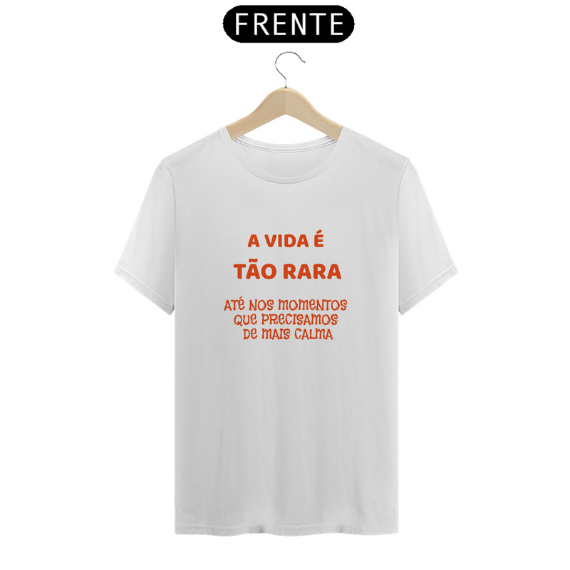 Camiseta frase estampada - A vida é tão rara, até nos momentos que precisamos de mais calma - Quality