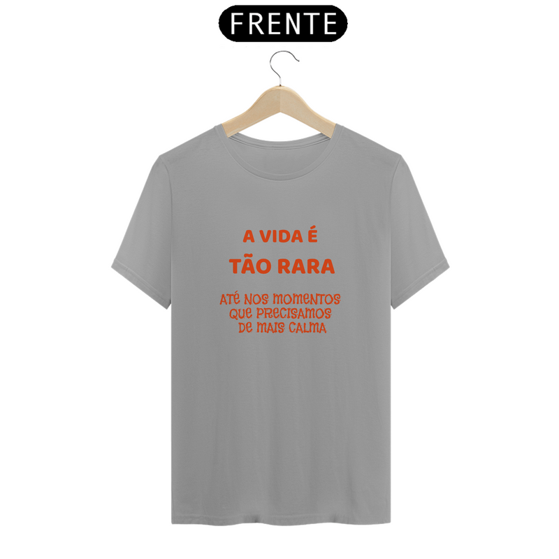 Camiseta frase estampada - A vida é tão rara, até nos momentos que precisamos de mais calma - Quality