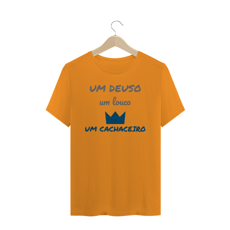 Camiseta Quality Estampa Frase - Um Deuso, Um Louco, um cachaceiro