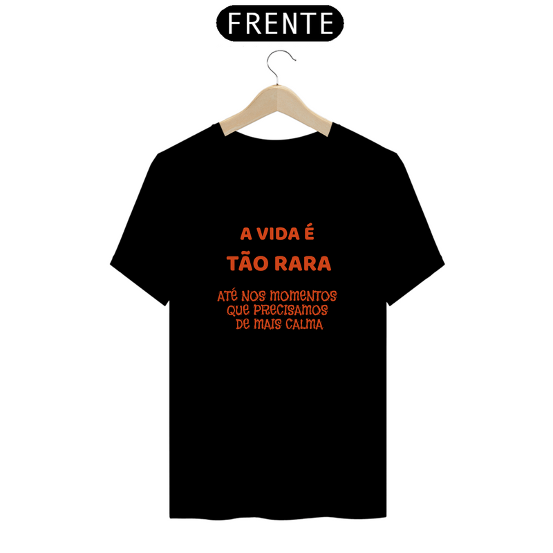 Camiseta frase estampada - A vida é tão rara, até nos momentos que precisamos de mais calma - Quality