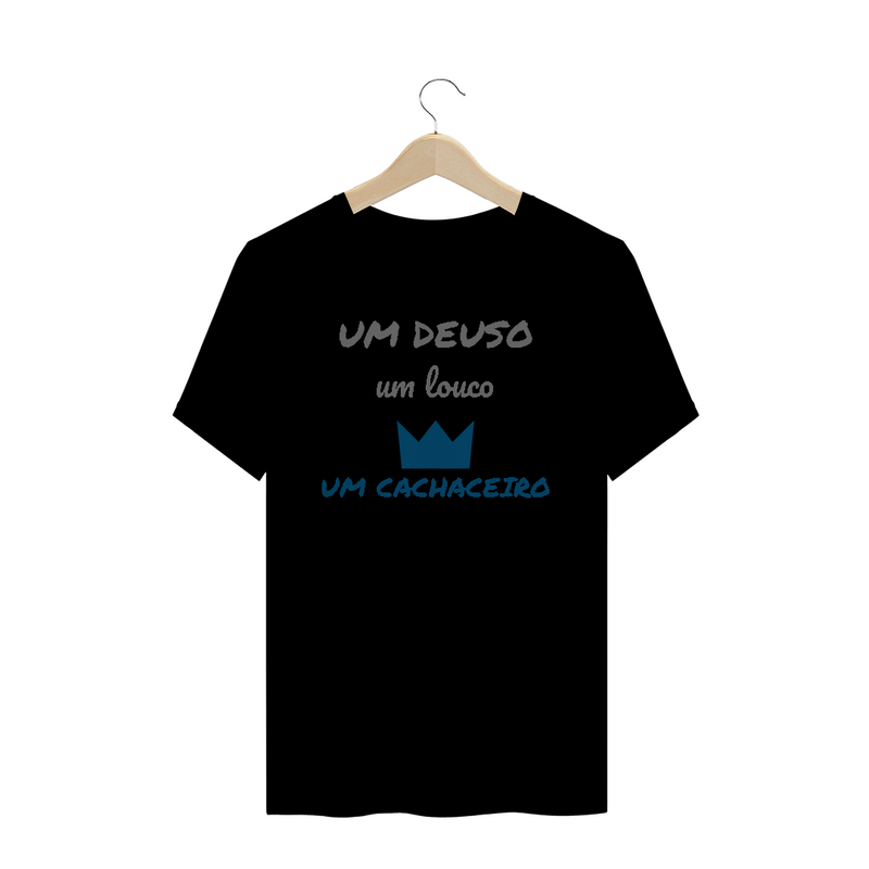 Camiseta Quality Estampa Frase - Um Deuso, Um Louco, um cachaceiro