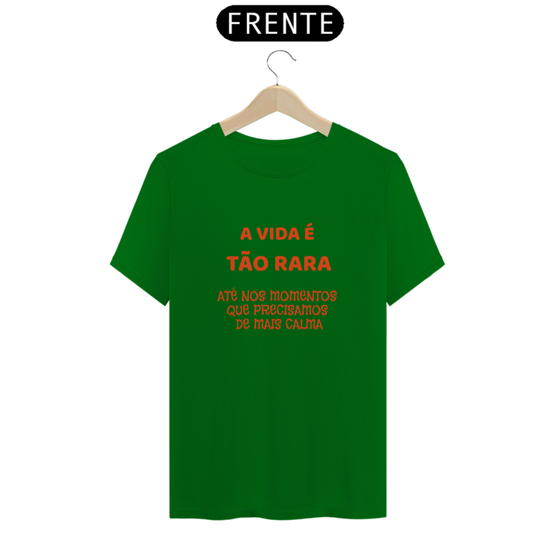 Camiseta frase estampada - A vida é tão rara, até nos momentos que precisamos de mais calma - Quality